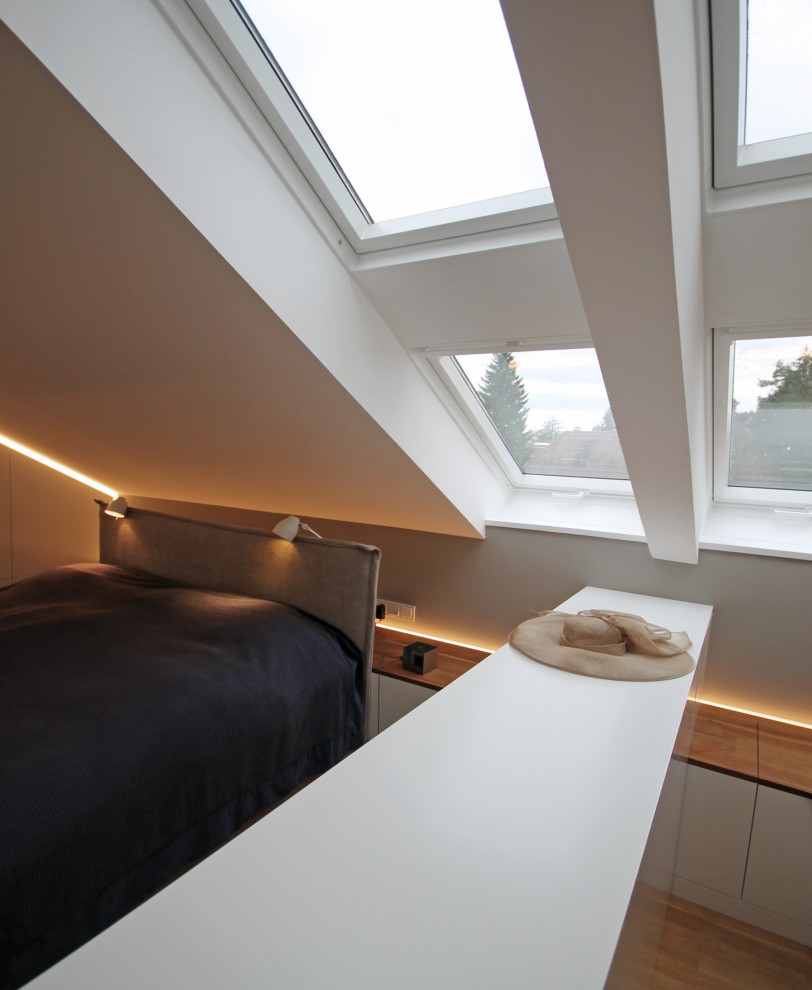 Источник вдохновения для домашнего уюта: большая хозяйская спальня в современном стиле с серыми стенами, паркетным полом среднего тона и коричневым полом