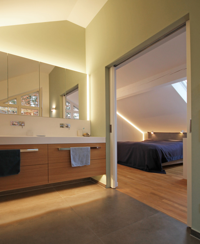 Großes Modernes Hauptschlafzimmer mit grauer Wandfarbe, braunem Holzboden und braunem Boden in München