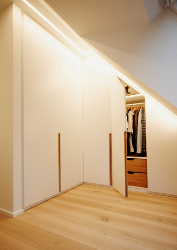 Стильный дизайн: спальня среднего размера в скандинавском стиле с белыми стенами и светлым паркетным полом - последний тренд
