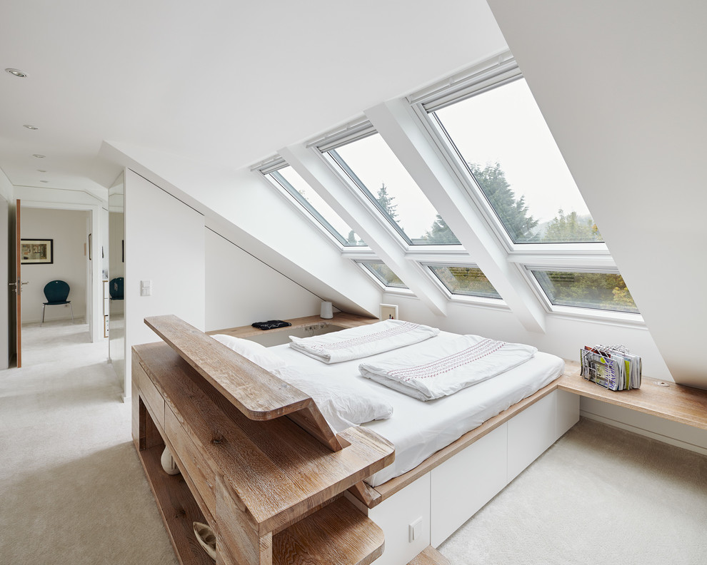 Пример оригинального дизайна: маленькая спальня на мансарде в современном стиле с белыми стенами и ковровым покрытием для на участке и в саду