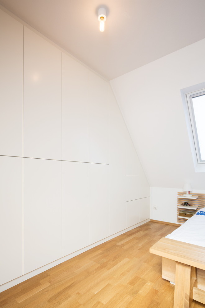 Bedroom - contemporary bedroom idea in Cologne