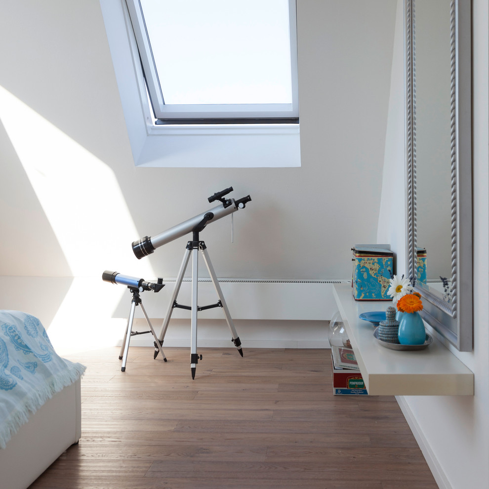 Kleines Modernes Hauptschlafzimmer mit weißer Wandfarbe und braunem Holzboden in Stuttgart