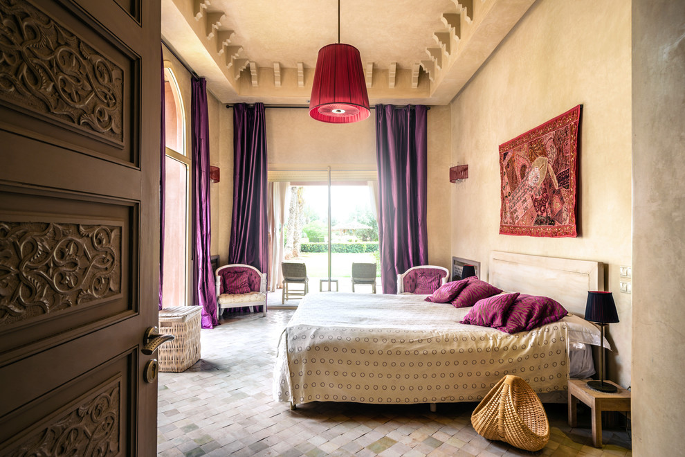 Esempio di una grande e In mansarda camera matrimoniale mediterranea con pareti beige, nessun camino e pavimento beige