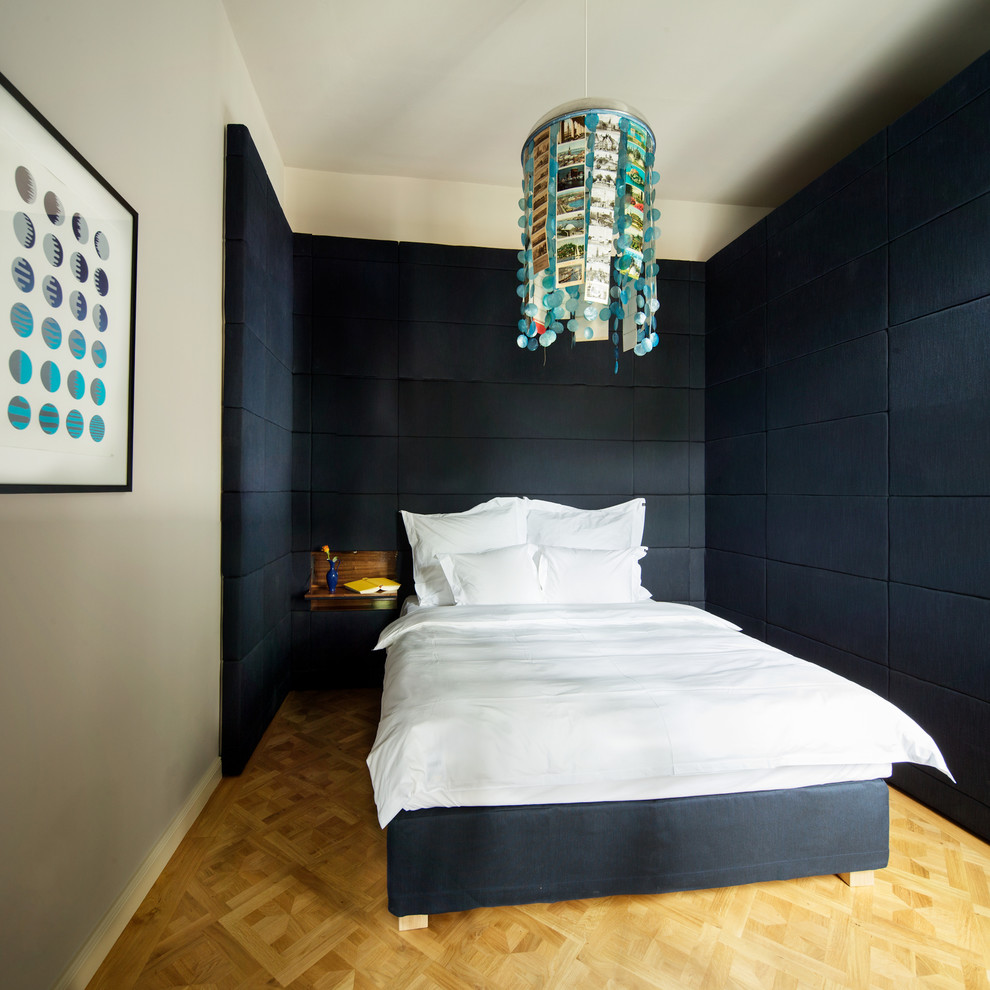 Idee per una camera da letto contemporanea di medie dimensioni con pareti grigie, pavimento in legno massello medio e nessun camino