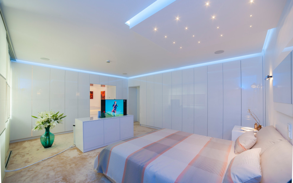 Imagen de dormitorio principal minimalista extra grande con paredes blancas, moqueta y suelo beige