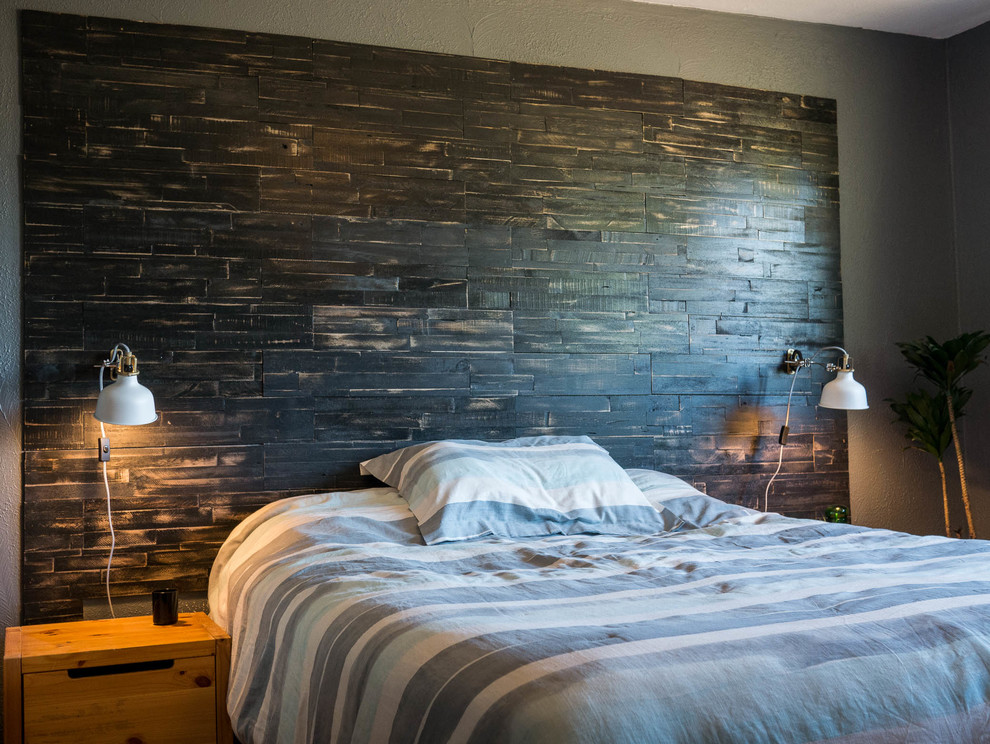 Kleines Rustikales Hauptschlafzimmer mit schwarzer Wandfarbe in Hannover