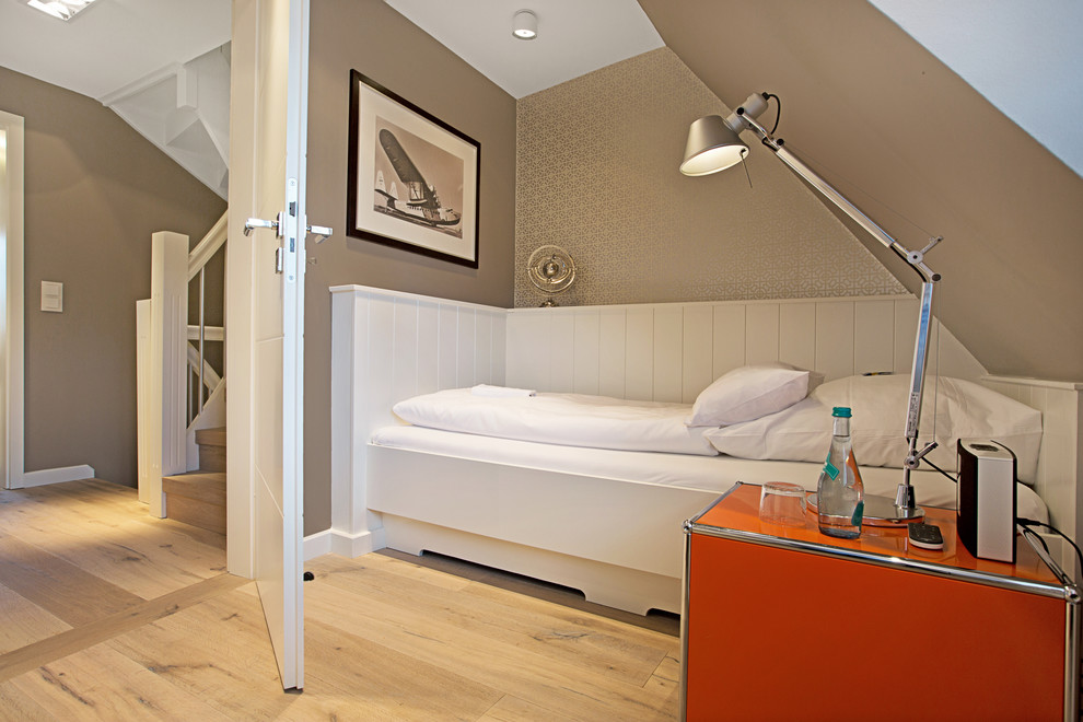 Kleines Modernes Schlafzimmer ohne Kamin mit brauner Wandfarbe und braunem Holzboden in Sonstige