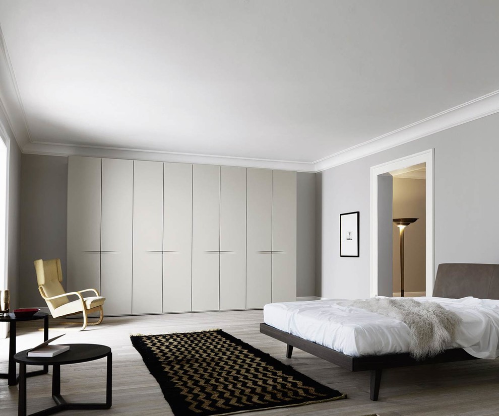 Пример оригинального дизайна: большая хозяйская спальня в современном стиле с белыми стенами, мраморным полом, стандартным камином, фасадом камина из бетона и бежевым полом