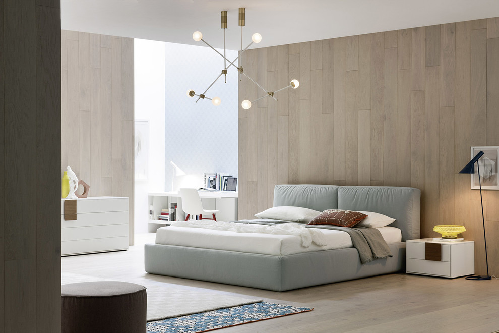 Пример оригинального дизайна: большая хозяйская спальня в стиле модернизм с белыми стенами, светлым паркетным полом, коричневым полом и фасадом камина из бетона без камина