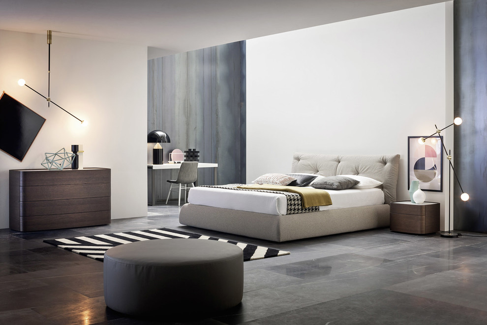 Imagen de dormitorio principal moderno grande sin chimenea con paredes blancas, suelo gris, suelo de mármol y marco de chimenea de hormigón