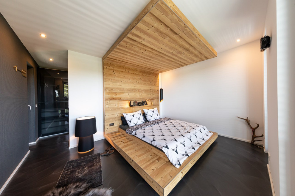 На фото: огромная спальня на антресоли в стиле шебби-шик с белыми стенами, бетонным полом и черным полом