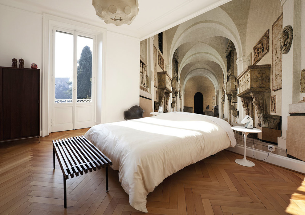 Stilmix Schlafzimmer mit weißer Wandfarbe und braunem Holzboden in Frankfurt am Main
