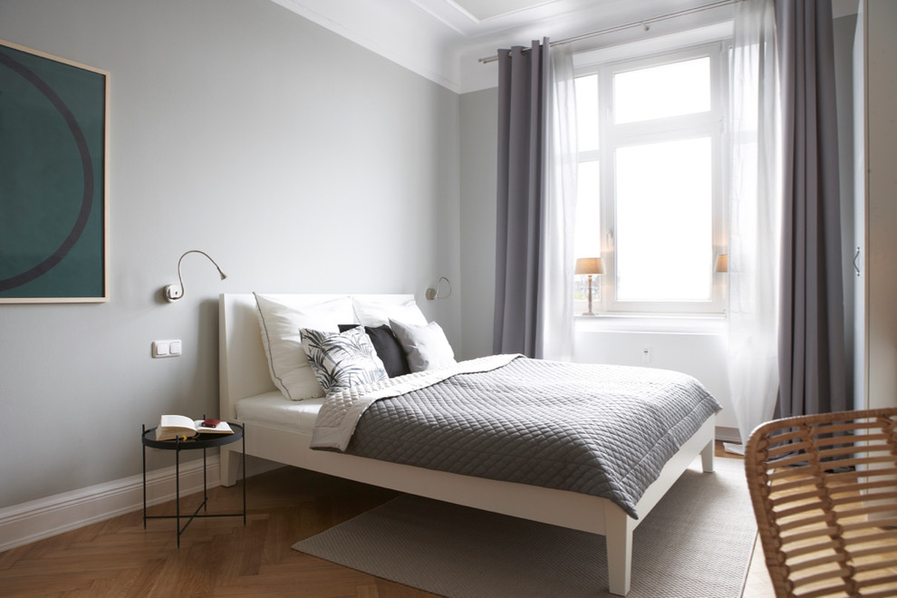 Идея дизайна: серо-белая спальня среднего размера в современном стиле с серыми стенами и светлым паркетным полом