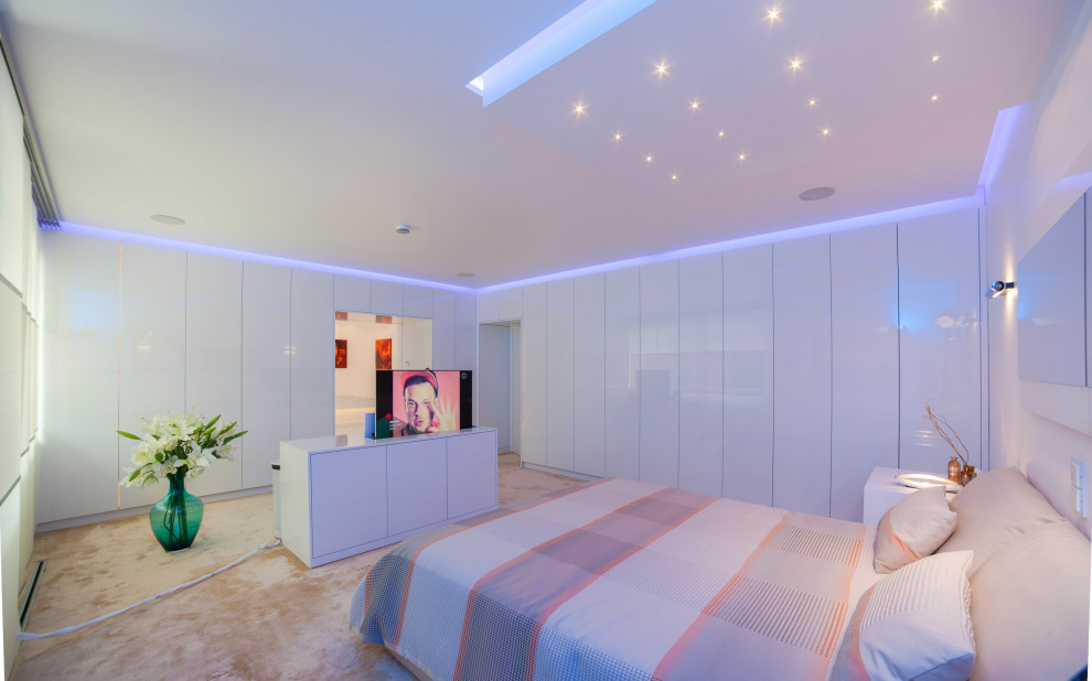 На фото: огромная хозяйская спальня в стиле модернизм с белыми стенами, ковровым покрытием и бежевым полом