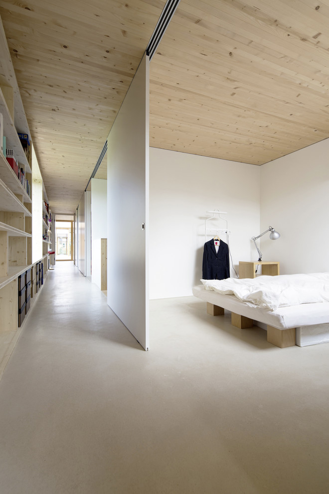 Großes Modernes Schlafzimmer mit weißer Wandfarbe in München
