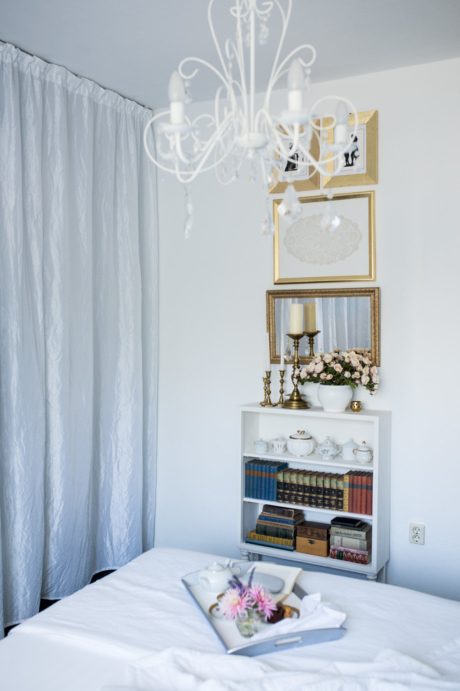 Пример оригинального дизайна: хозяйская спальня среднего размера в стиле шебби-шик с белыми стенами, ковровым покрытием и черным полом