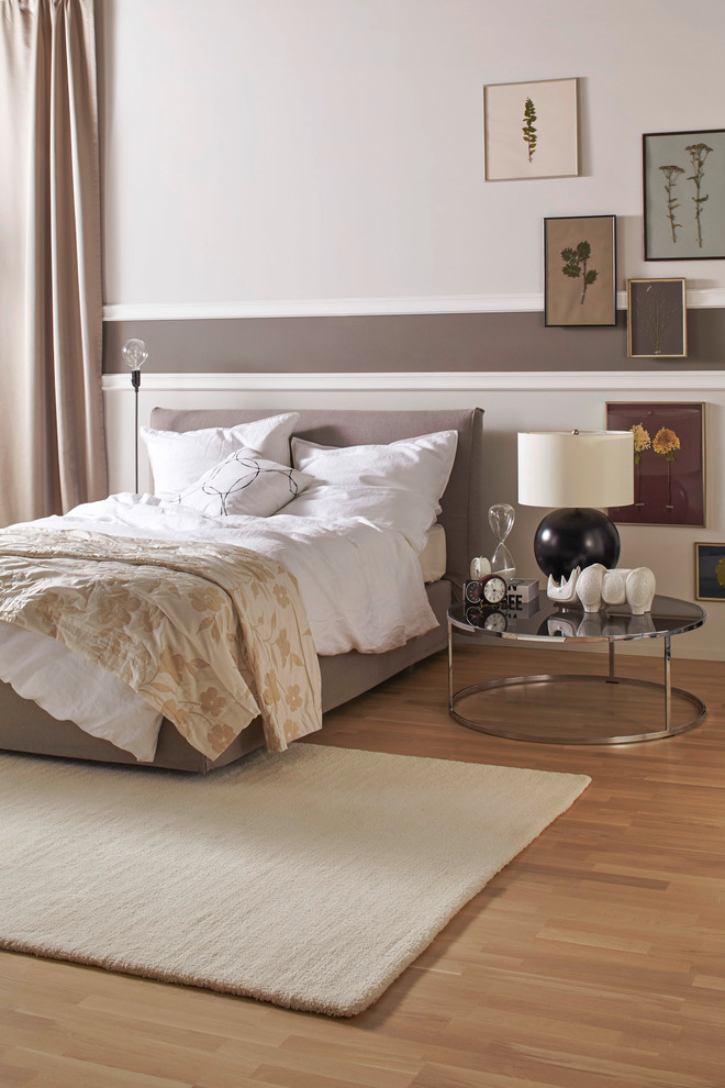 Идея дизайна: спальня среднего размера в классическом стиле с серыми стенами и паркетным полом среднего тона без камина