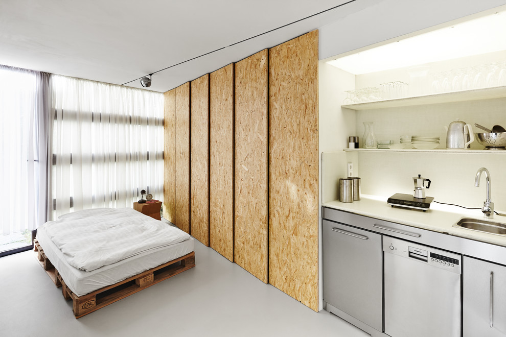 Diseño de dormitorio contemporáneo con paredes blancas