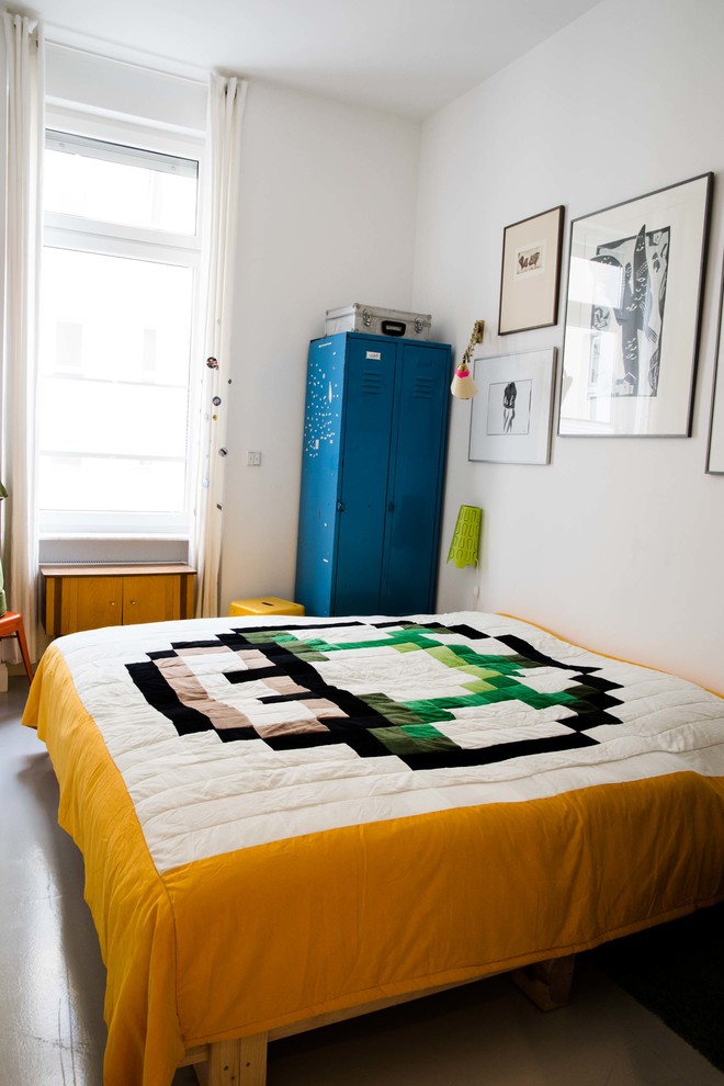 Mittelgroßes Eklektisches Hauptschlafzimmer ohne Kamin mit weißer Wandfarbe in Berlin