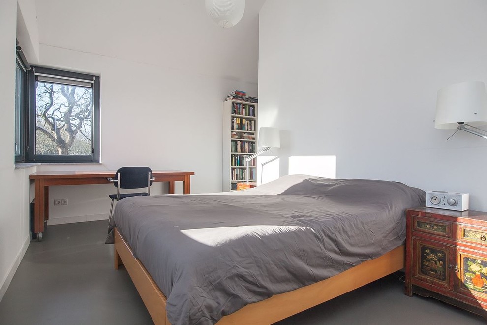 Ejemplo de dormitorio principal contemporáneo de tamaño medio sin chimenea con paredes blancas y con escritorio