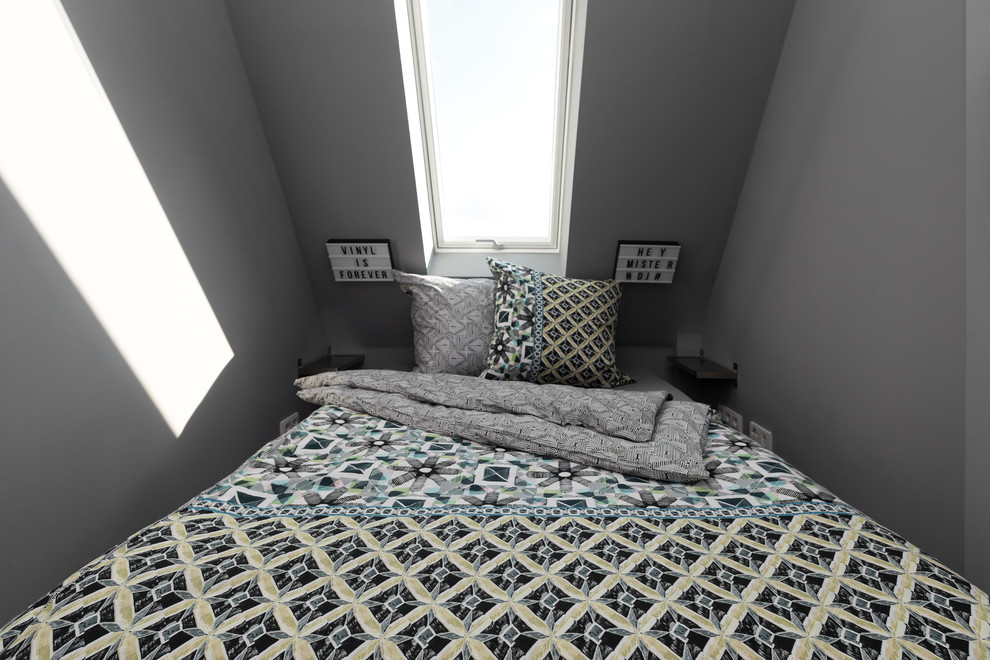 Foto de dormitorio actual pequeño sin chimenea con paredes grises y techo inclinado