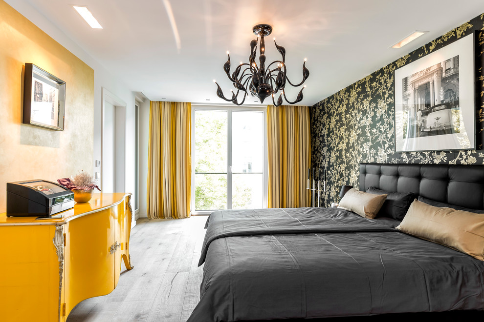 Eklektisches Hauptschlafzimmer mit bunten Wänden und hellem Holzboden in Hamburg