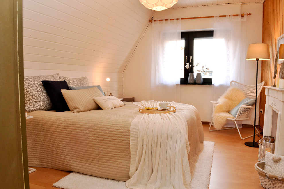 Modelo de dormitorio principal tradicional de tamaño medio con paredes blancas, suelo de madera en tonos medios y todas las chimeneas