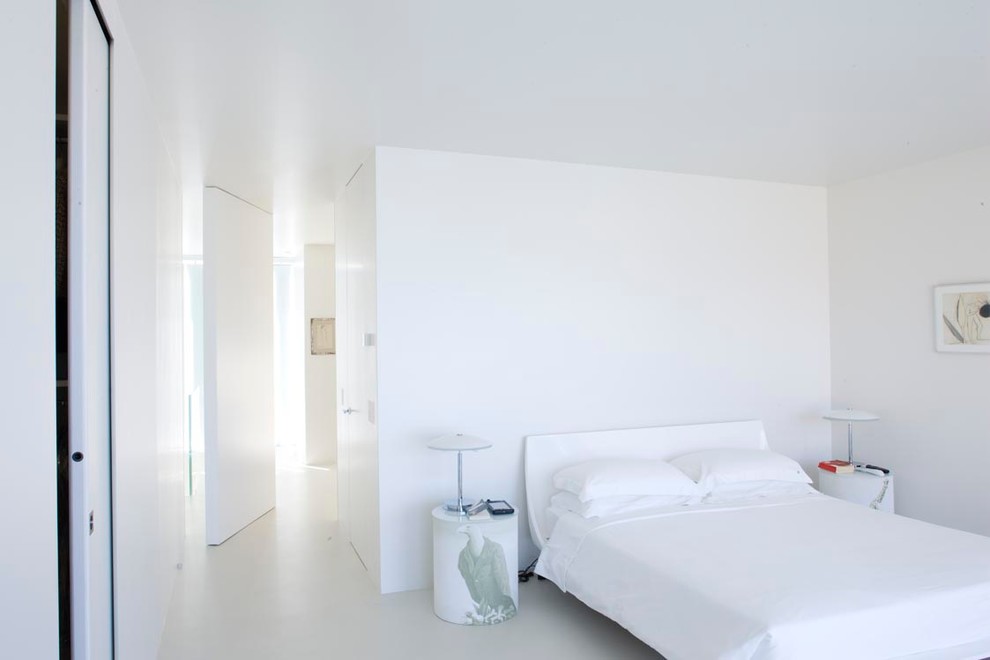 Mittelgroßes Modernes Hauptschlafzimmer ohne Kamin mit weißer Wandfarbe in München