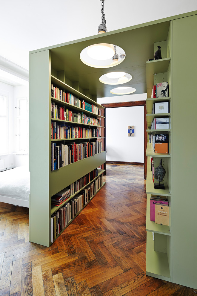 Großes Modernes Schlafzimmer ohne Kamin mit weißer Wandfarbe, braunem Holzboden und braunem Boden in Berlin