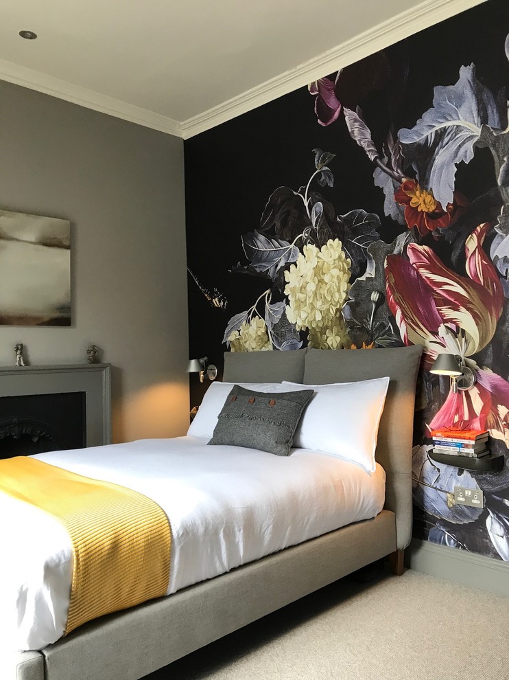 Пример оригинального дизайна: спальня в стиле неоклассика (современная классика) с серыми стенами, ковровым покрытием, стандартным камином и бежевым полом
