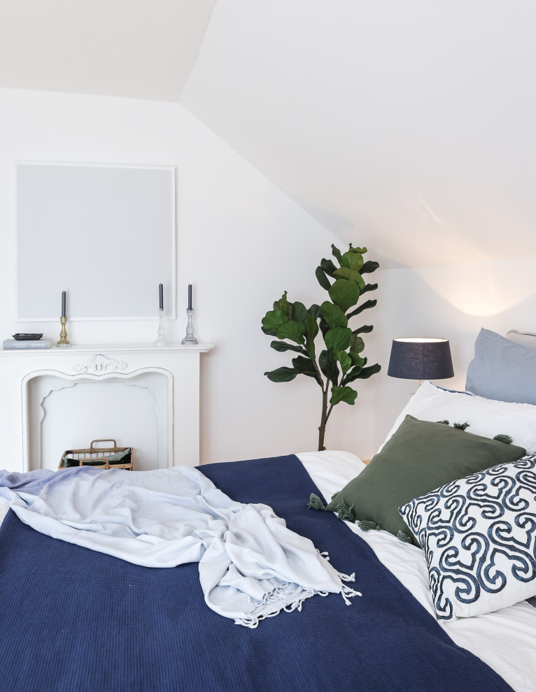 Idee per una camera da letto minimal di medie dimensioni con pareti bianche