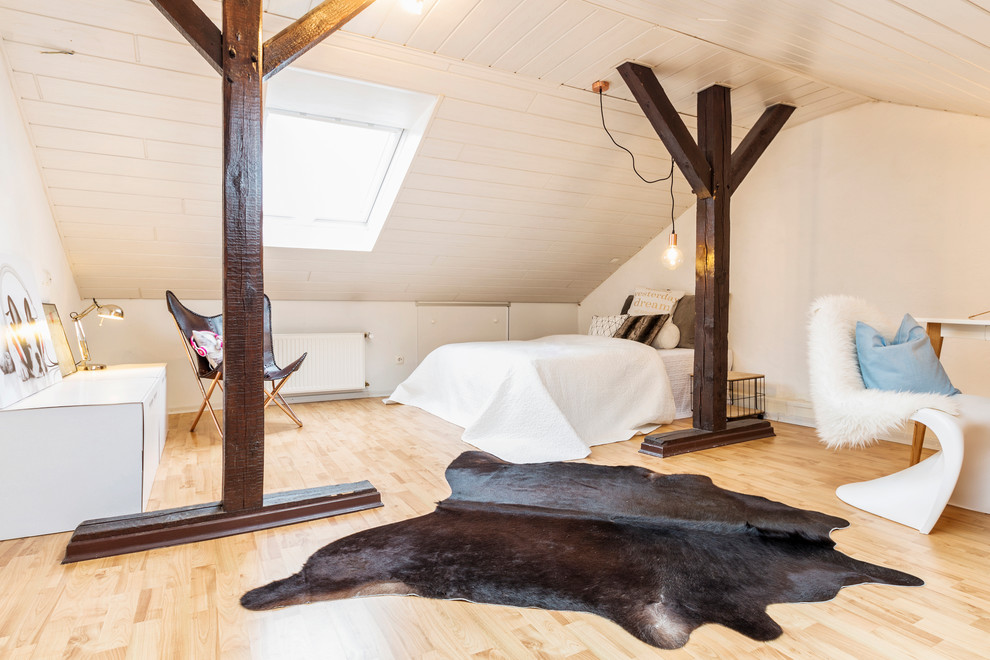 Foto di una camera degli ospiti scandinava di medie dimensioni con pareti bianche, parquet chiaro, pavimento beige e nessun camino