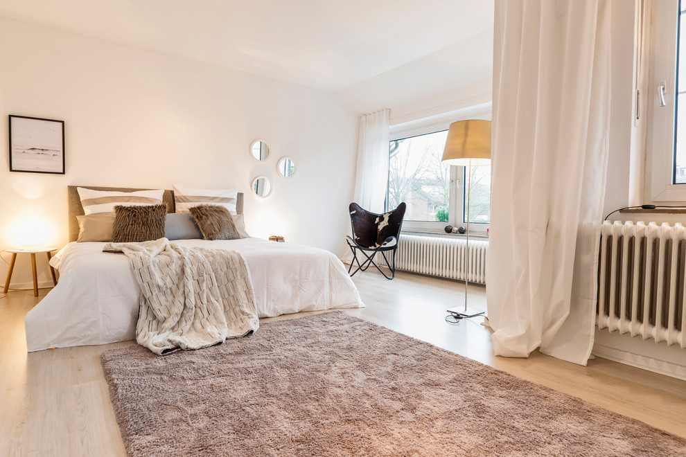 Großes Modernes Hauptschlafzimmer ohne Kamin mit weißer Wandfarbe, hellem Holzboden und beigem Boden in Sonstige
