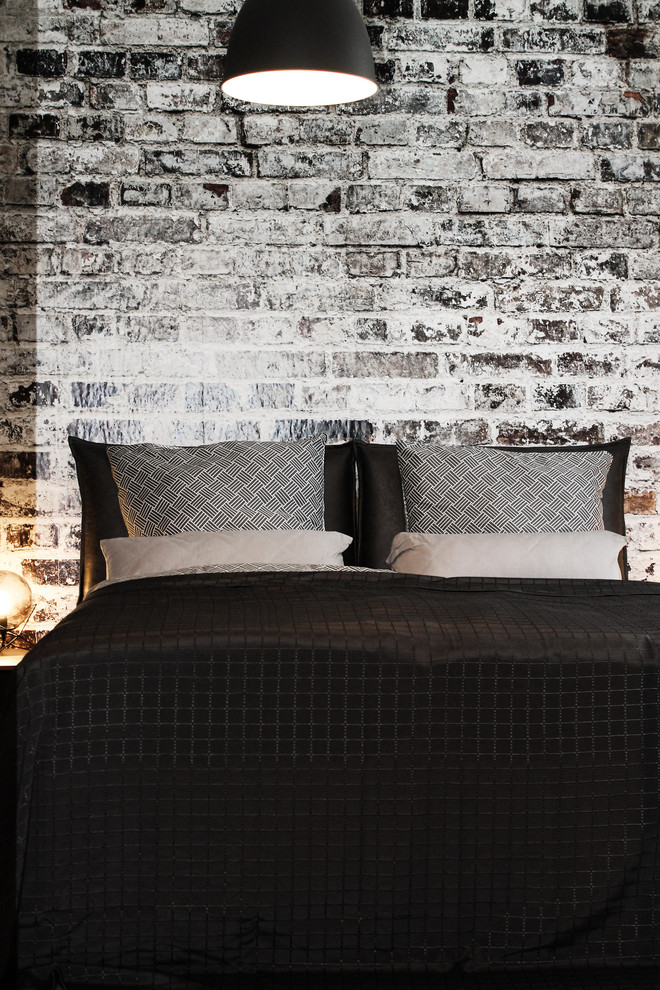 Kleines Industrial Hauptschlafzimmer ohne Kamin mit schwarzer Wandfarbe, braunem Holzboden und braunem Boden in Köln