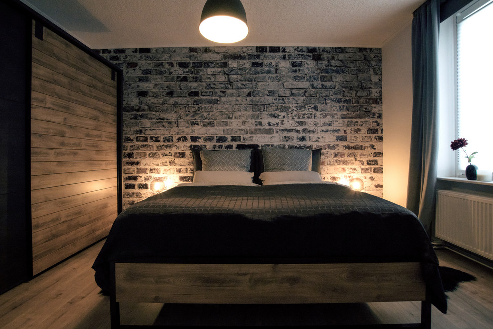 ケルンにある小さなインダストリアルスタイルのおしゃれな主寝室 (黒い壁、無垢フローリング、暖炉なし、茶色い床) のレイアウト