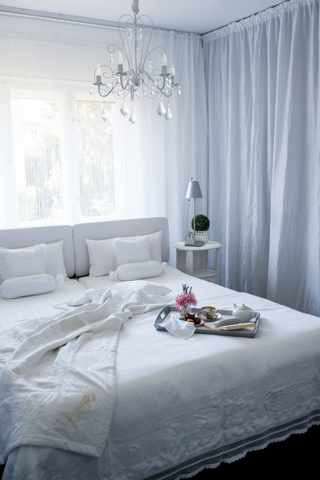 ベルリンにある中くらいなコンテンポラリースタイルのおしゃれな主寝室 (白い壁、カーペット敷き、黒い床)