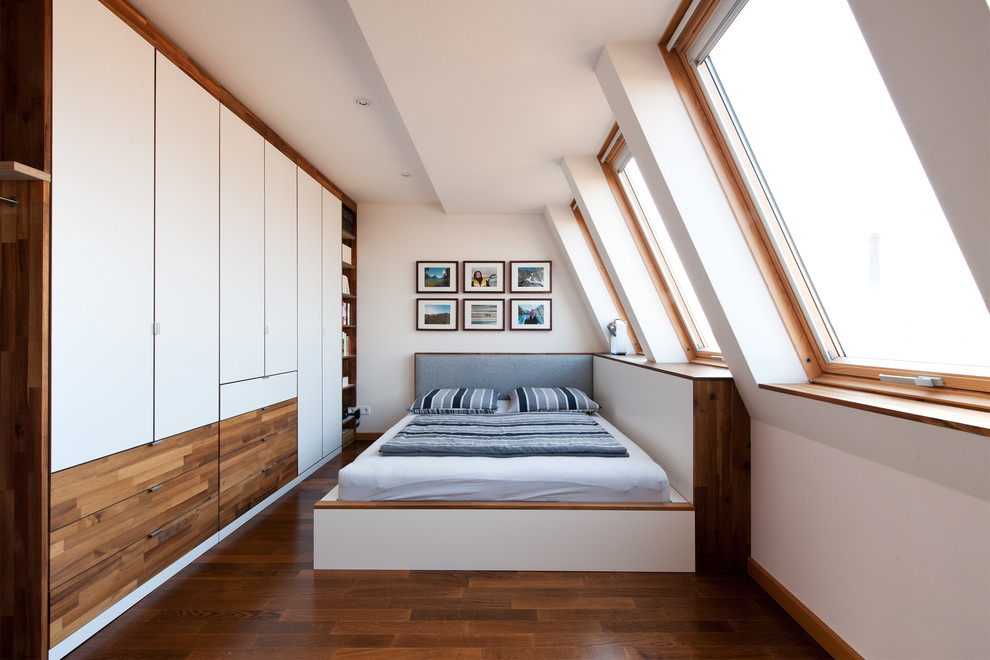 Exempel på ett mellanstort modernt sovrum, med vita väggar och mellanmörkt trägolv