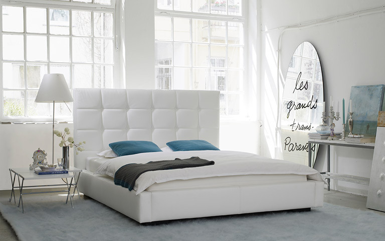 Modernes Schlafzimmer ohne Kamin mit weißer Wandfarbe in Sonstige