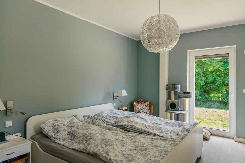Bedroom - mid-sized contemporary master medium tone wood floor and brown floor bedroom idea in Hamburg with gray walls