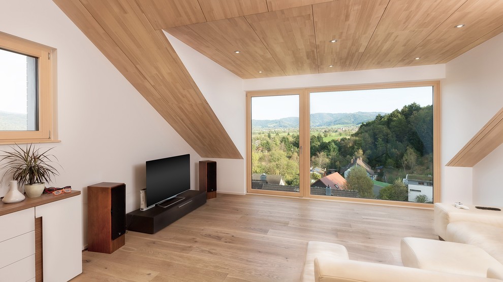 Geräumiges Modernes Schlafzimmer ohne Kamin mit weißer Wandfarbe und hellem Holzboden in Hamburg