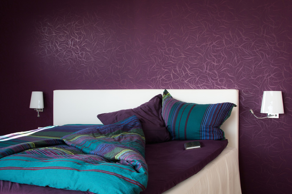 Imagen de dormitorio actual con paredes púrpuras