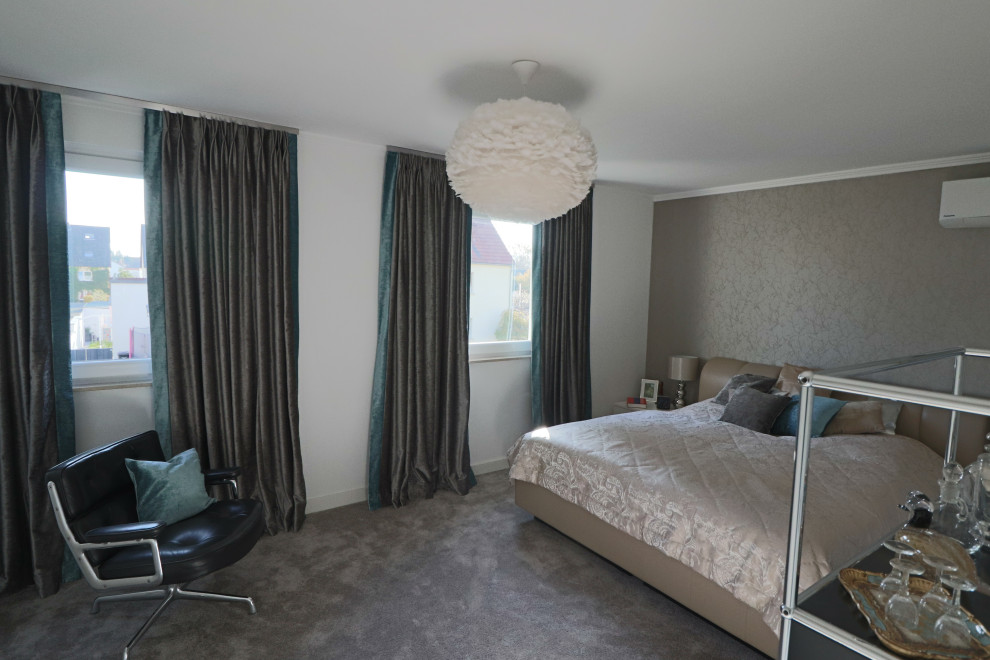 Ejemplo de dormitorio principal clásico extra grande con paredes beige, moqueta, suelo beige y papel pintado