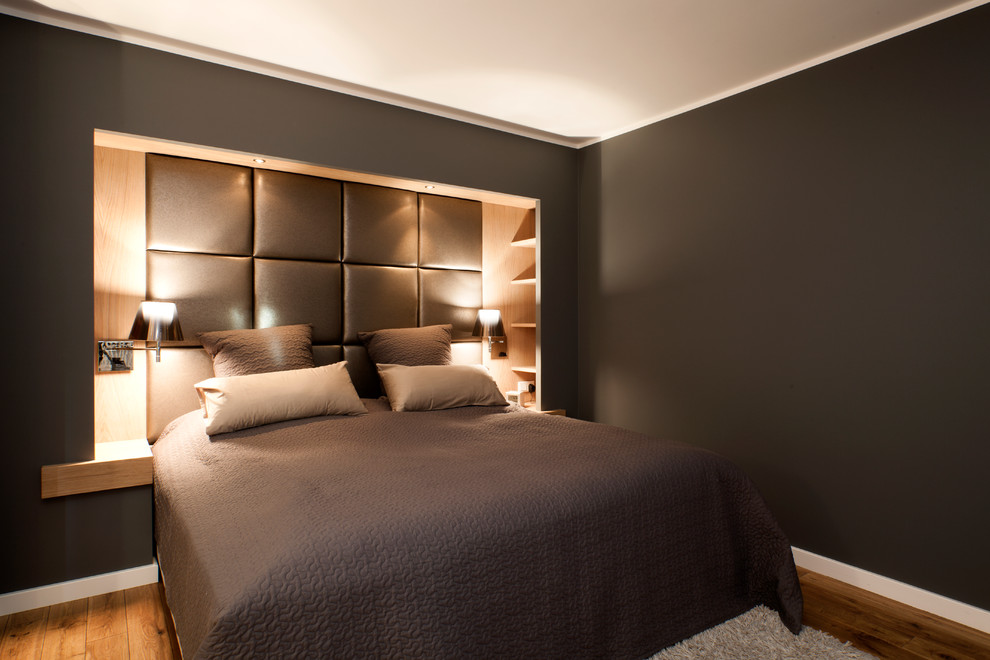 На фото: хозяйская спальня среднего размера в современном стиле с серыми стенами и паркетным полом среднего тона без камина с