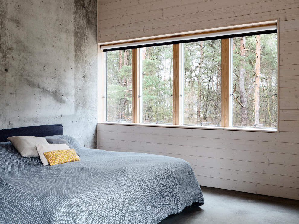 Immagine di una camera matrimoniale design con pareti bianche, pavimento in cemento, pavimento grigio, soffitto in legno e pareti in legno