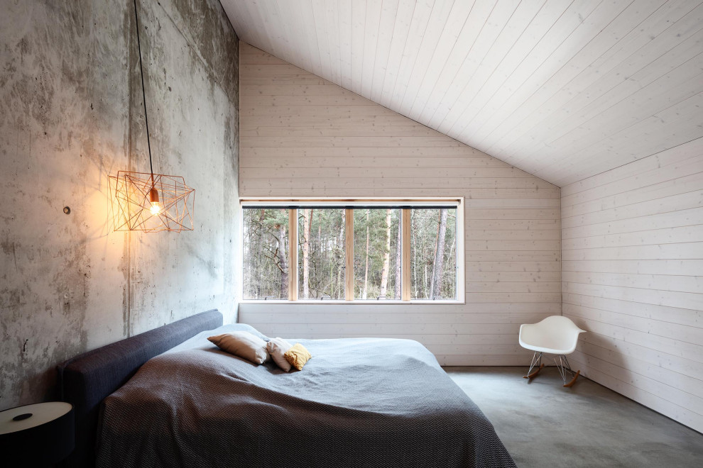 Cette photo montre une grande chambre parentale scandinave en bois avec un mur blanc, sol en béton ciré, un sol gris et un plafond en bois.
