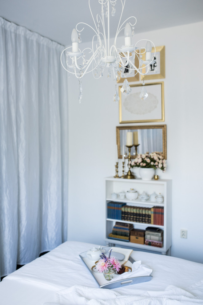 Cette image montre une chambre bohème de taille moyenne avec un mur blanc et un sol noir.