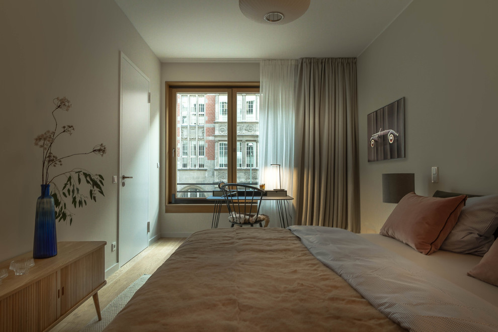 Mittelgroßes Modernes Hauptschlafzimmer ohne Kamin mit brauner Wandfarbe, braunem Holzboden und braunem Boden in Berlin