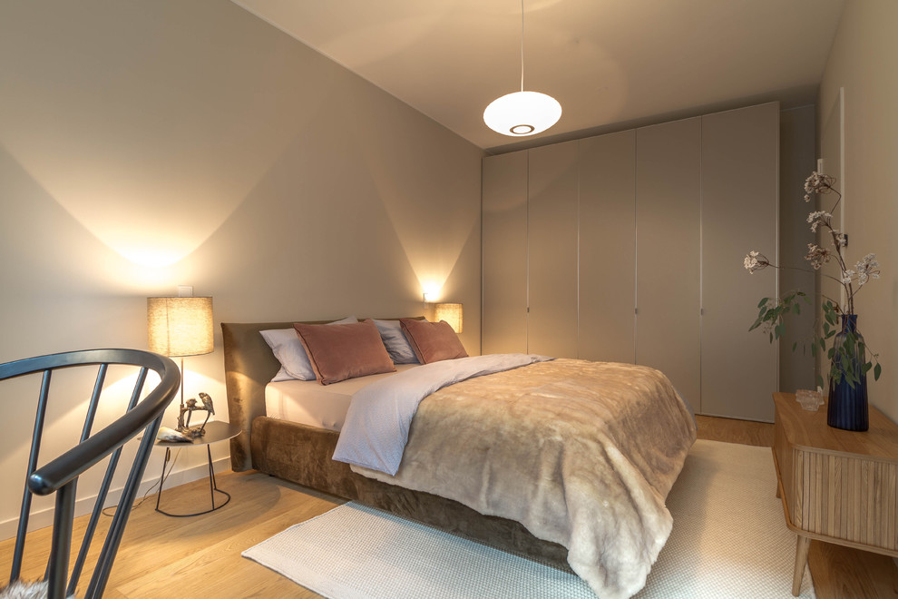 Свежая идея для дизайна: хозяйская спальня среднего размера в современном стиле с коричневыми стенами, паркетным полом среднего тона и коричневым полом без камина - отличное фото интерьера