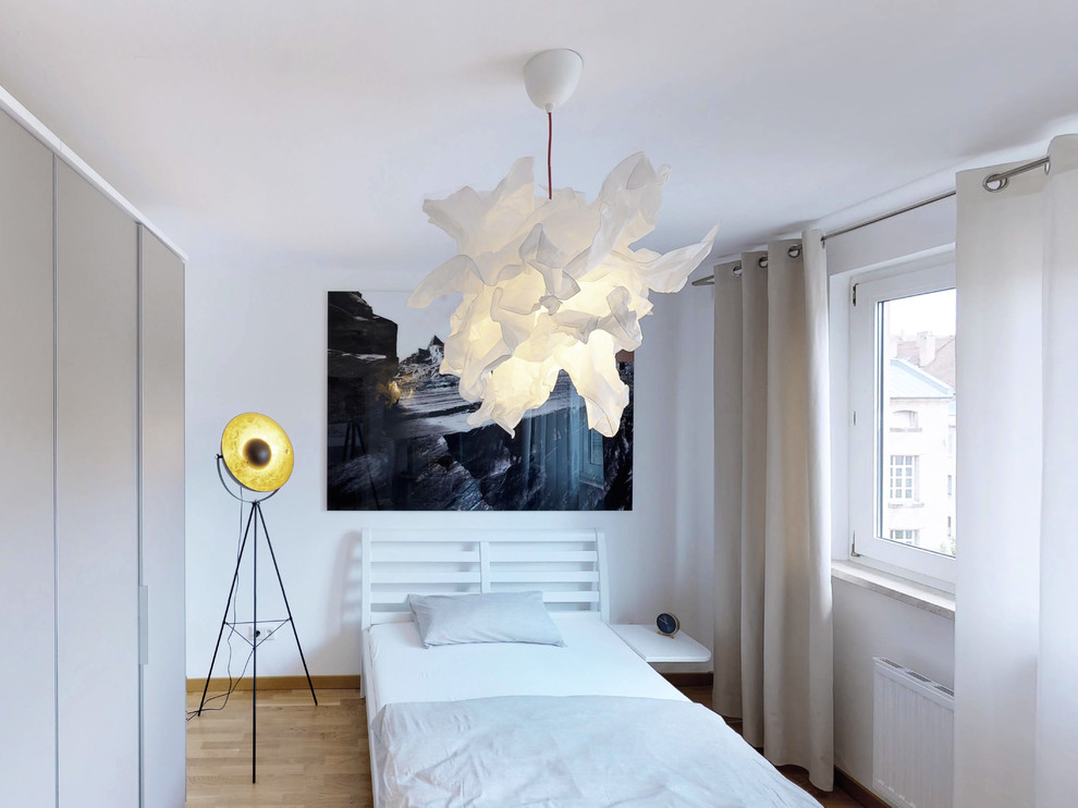 Kleines Modernes Gästezimmer ohne Kamin mit weißer Wandfarbe, braunem Holzboden und braunem Boden in Nürnberg