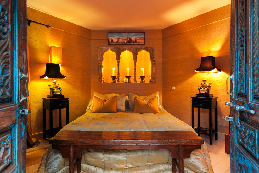 他の地域にある中くらいなアジアンスタイルのおしゃれな主寝室 (茶色い壁)